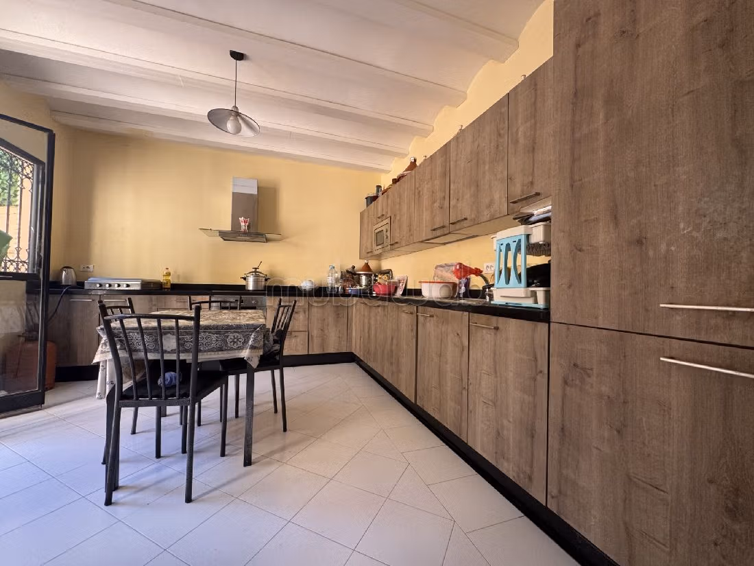 Magnifica villa in vendita a Amelkis. Superficie 450 m². Piscina e camino. 