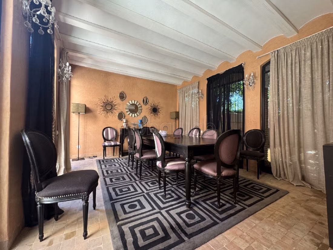 Magnifica villa in vendita a Amelkis. Superficie 450 m². Piscina e camino. 