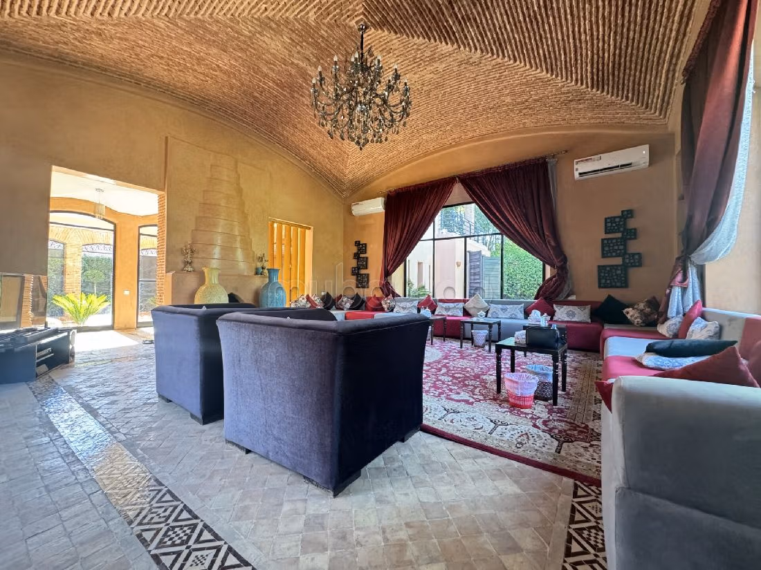 Magnifica villa in vendita a Amelkis. Superficie 450 m². Piscina e camino. 