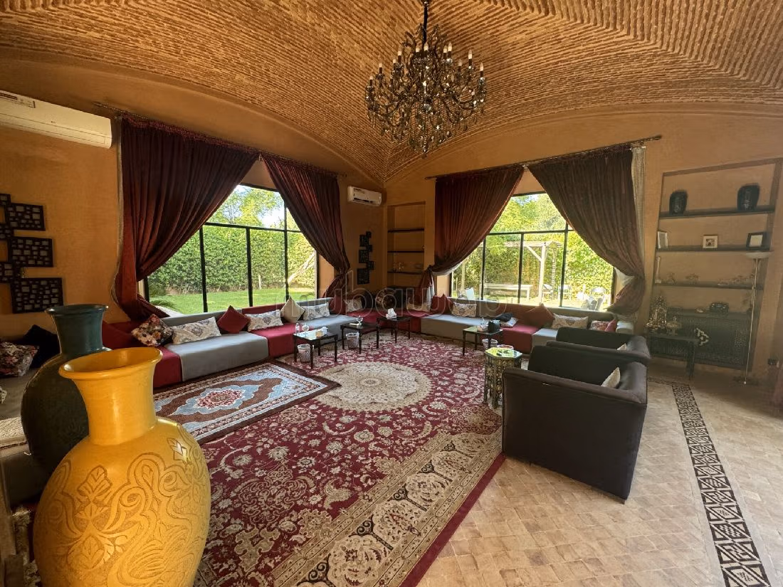 Magnifica villa in vendita a Amelkis. Superficie 450 m². Piscina e camino. 