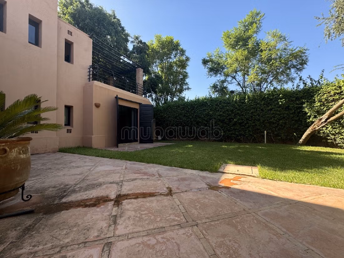 Magnifica villa in vendita a Amelkis. Superficie 450 m². Piscina e camino. 