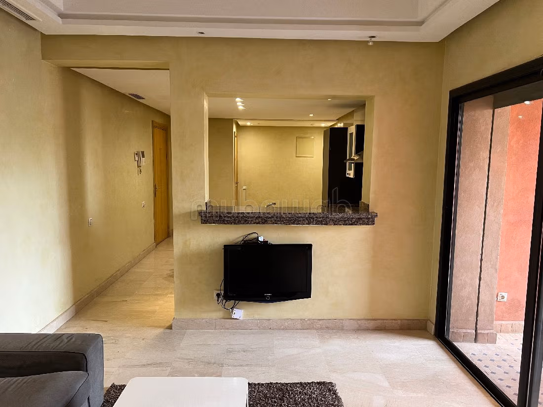 Piso en venta en Hivernage. Gran superficie 93 m². Salón con decoración marroquí, sistema de parábola general. 