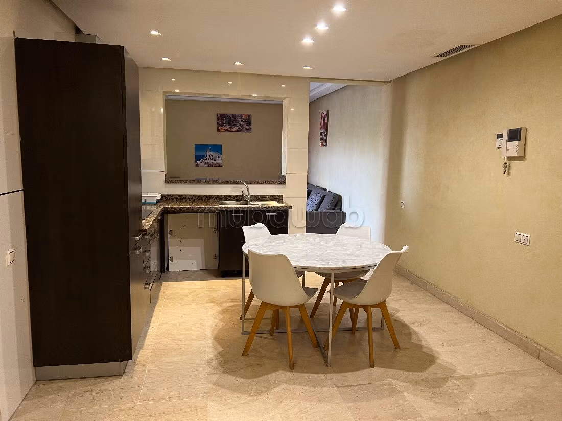 Piso en venta en Hivernage. Gran superficie 93 m². Salón con decoración marroquí, sistema de parábola general. 