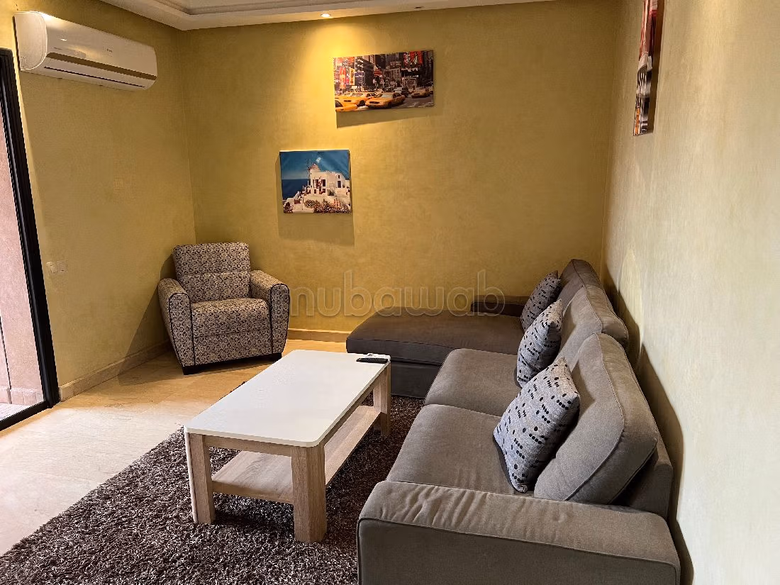 Piso en venta en Hivernage. Gran superficie 93 m². Salón con decoración marroquí, sistema de parábola general. 