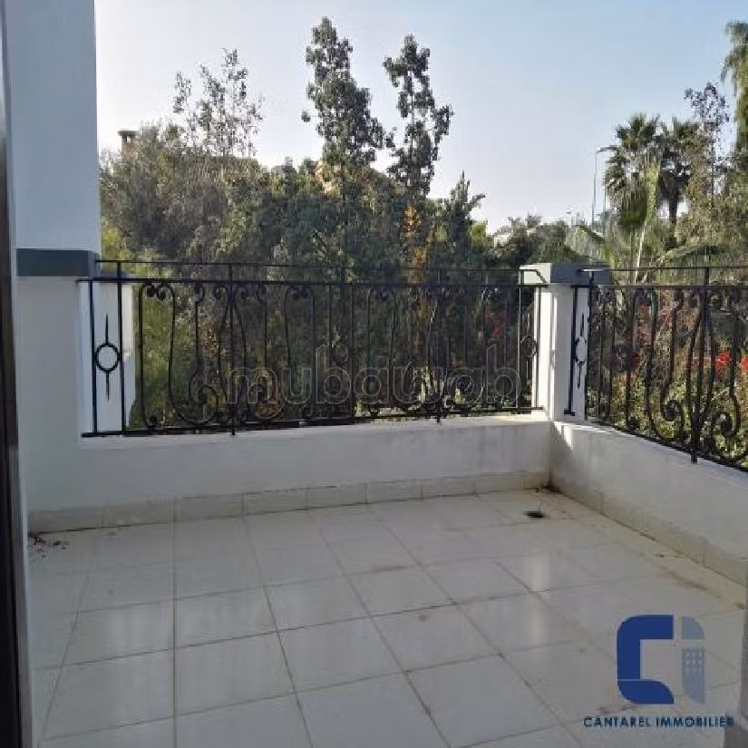 Rent your house in Californie. Surface area 1000 m². Garden and garage. 