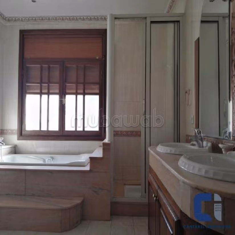 Rent your house in Californie. Surface area 1000 m². Garden and garage. 