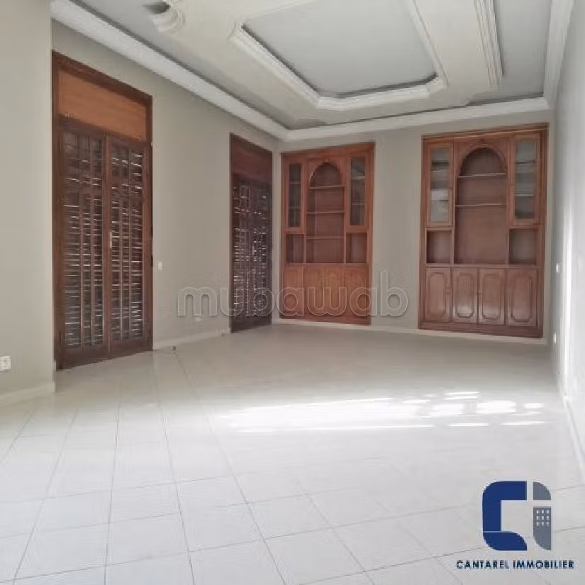 Rent your house in Californie. Surface area 1000 m². Garden and garage. 