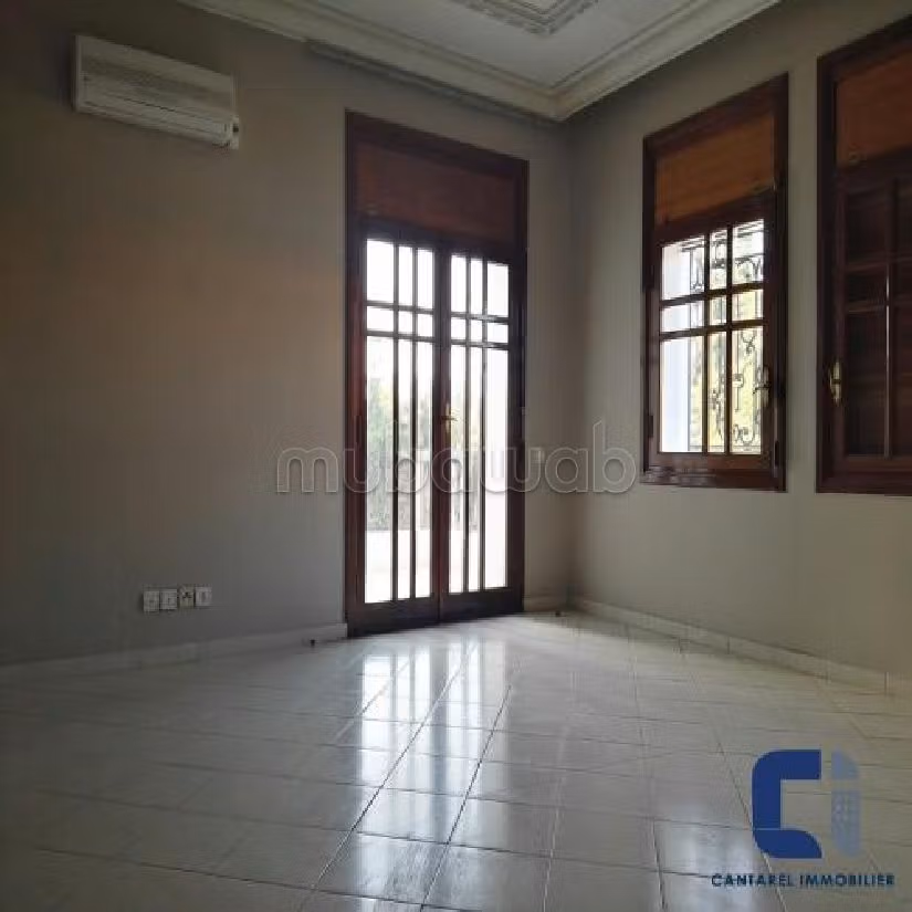 Rent your house in Californie. Surface area 1000 m². Garden and garage. 