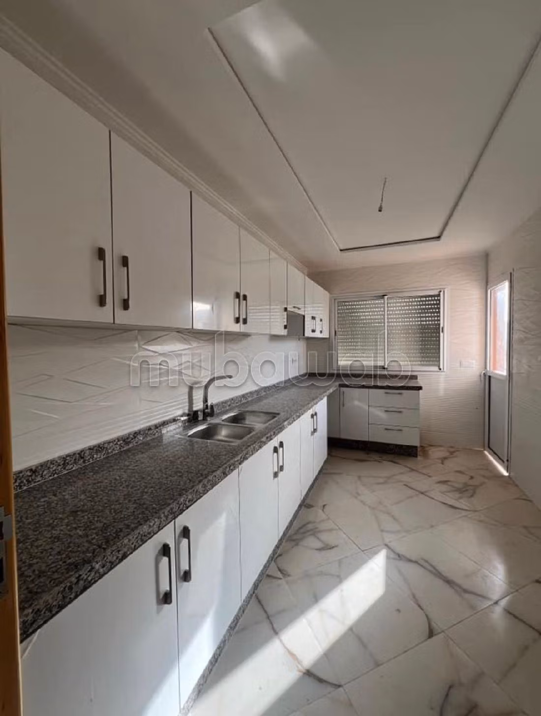 Appartementen kopen in Ziaten. Totale oppervlakte 88 m². Traditionele, Marokkaanse woonkamer en satellietschotel. 