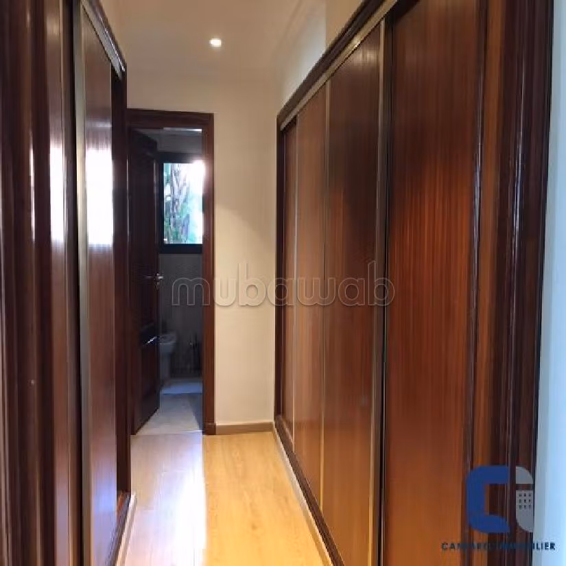 Vivienda en alquiler en Ain Diab. Pequeña superficie 430 m². Jardines. 