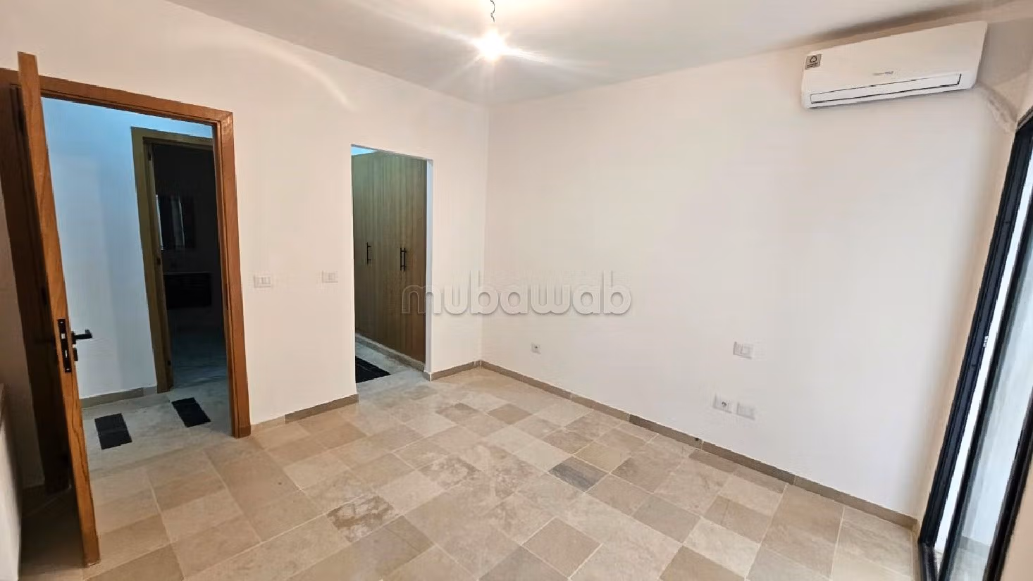 Find an apartment for rent in La Soukra. 2 comfortable rooms. Parking spaces and terrace. 
