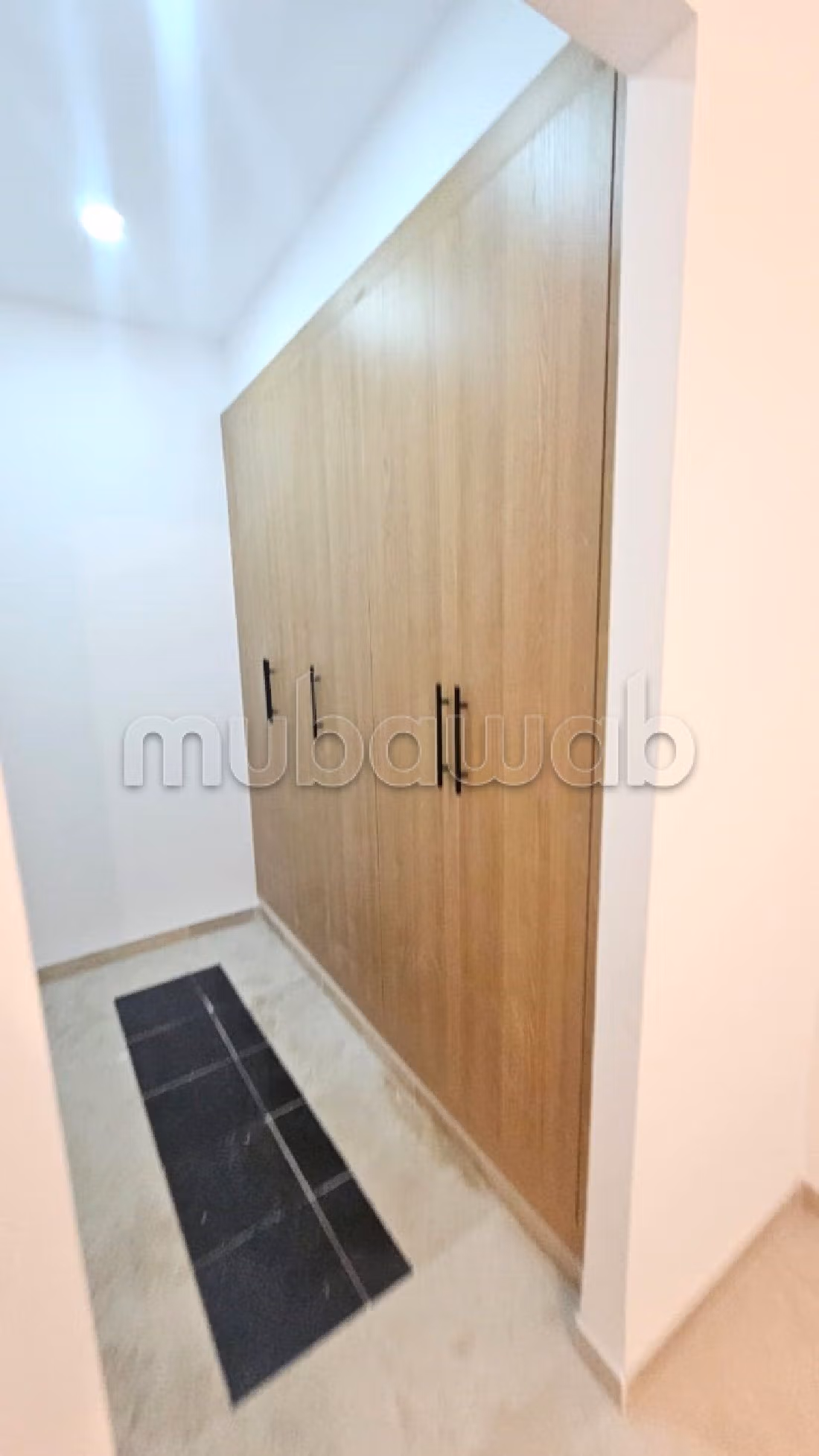 Find an apartment for rent in La Soukra. 2 comfortable rooms. Parking spaces and terrace. 
