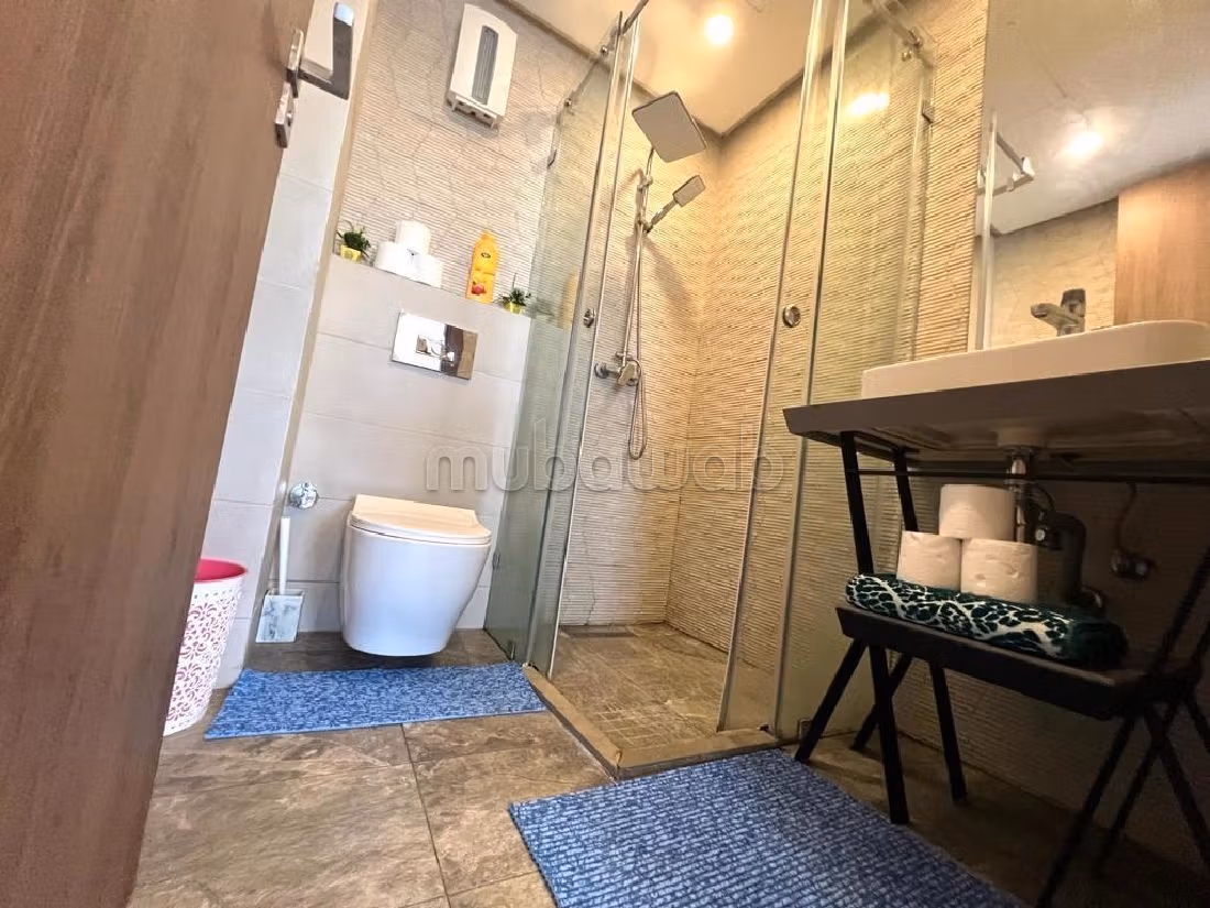 Location saisonnière à CIL Hay Salam. 2 pièces. Chauffage central et porte blindée