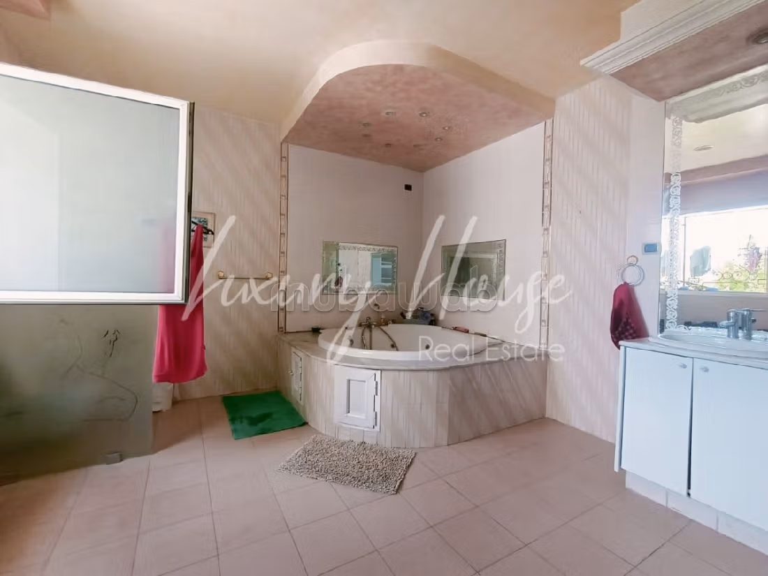 Beautiful house for rent in Carthage. 6 beautiful rooms. Fitted kitchen. 