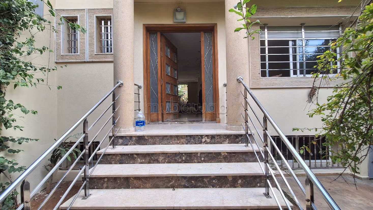 فيلا فخمة للايجار ب لونشون حي الهناء. 5 غرف جميلة. شرفة وحديقة