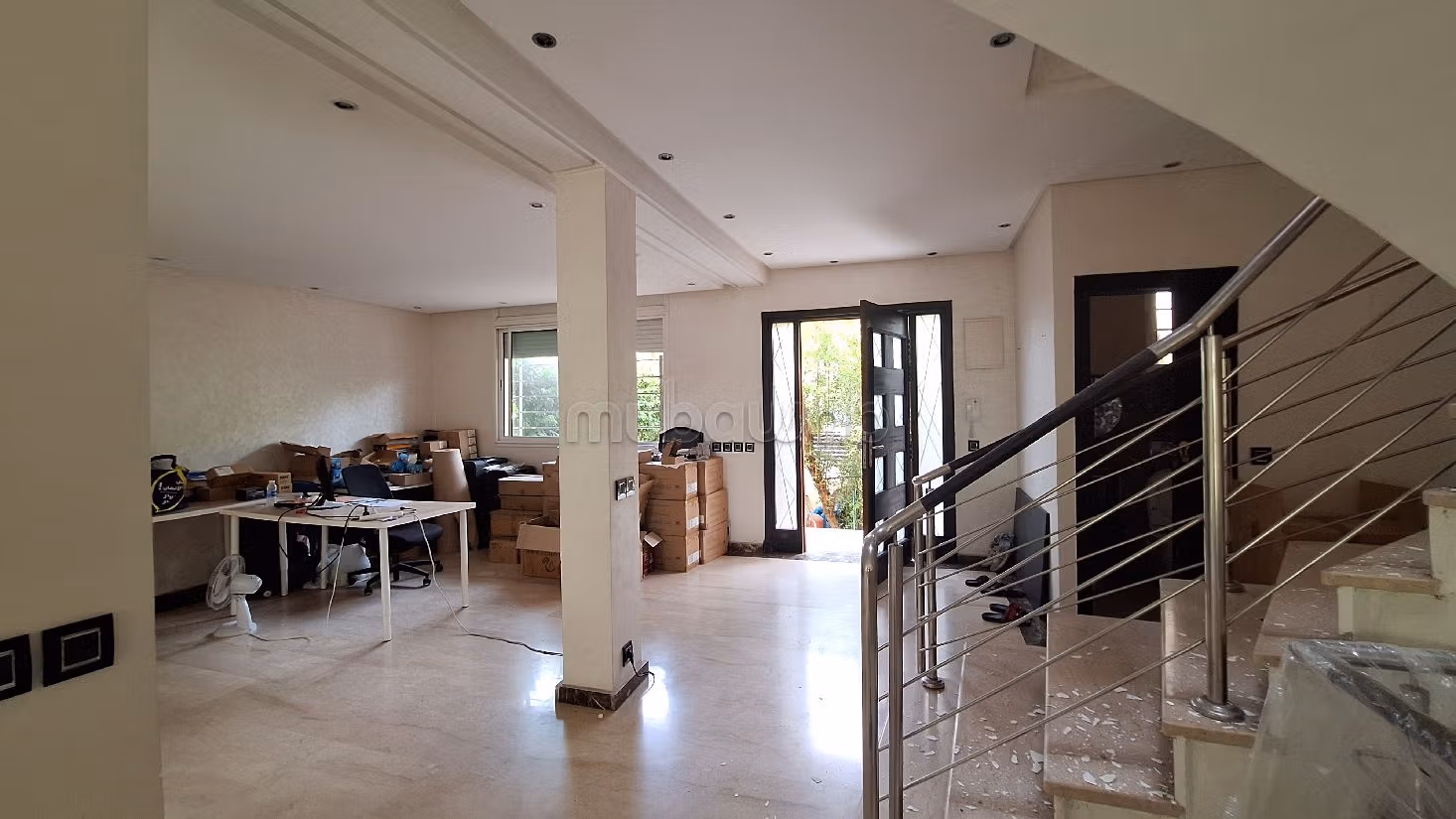 فيلا فخمة للايجار ب لونشون حي الهناء. 5 غرف جميلة. شرفة وحديقة