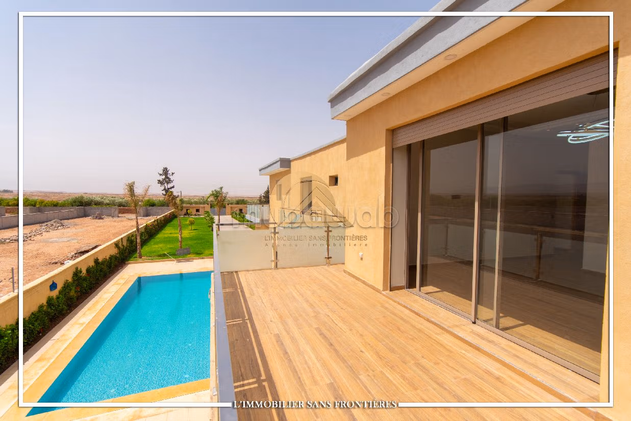 فيلا ممتازة للبيع بطريق امزميز. المساحة الإجمالية 2500 م². مكان وقوف السيارات وشرفة. 