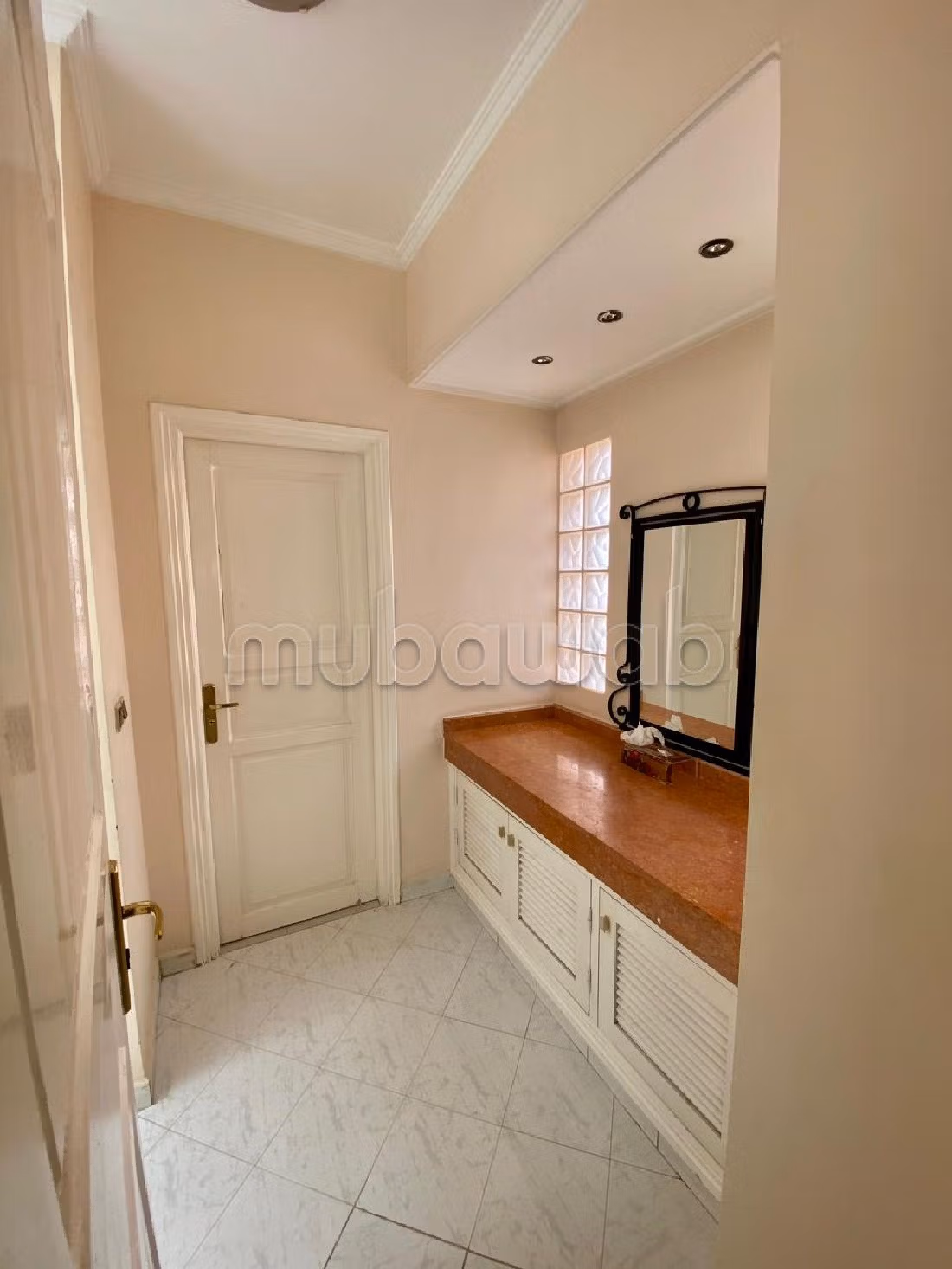 فيلا رائعة للبيع ب حي سلامة. 7 قطع كبيرة. موقف للسيارات وحديقة