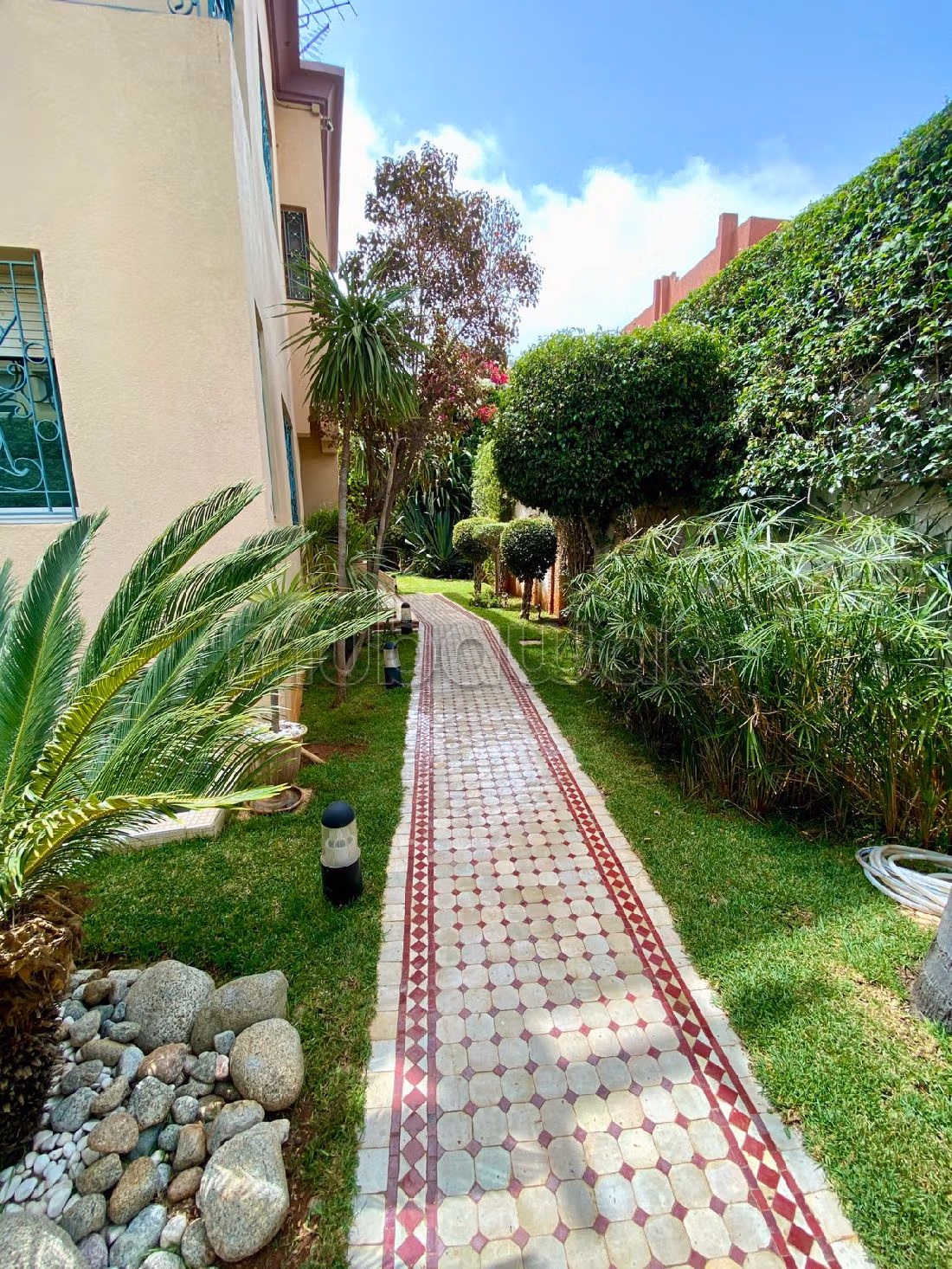 فيلا رائعة للبيع ب حي سلامة. 7 قطع كبيرة. موقف للسيارات وحديقة