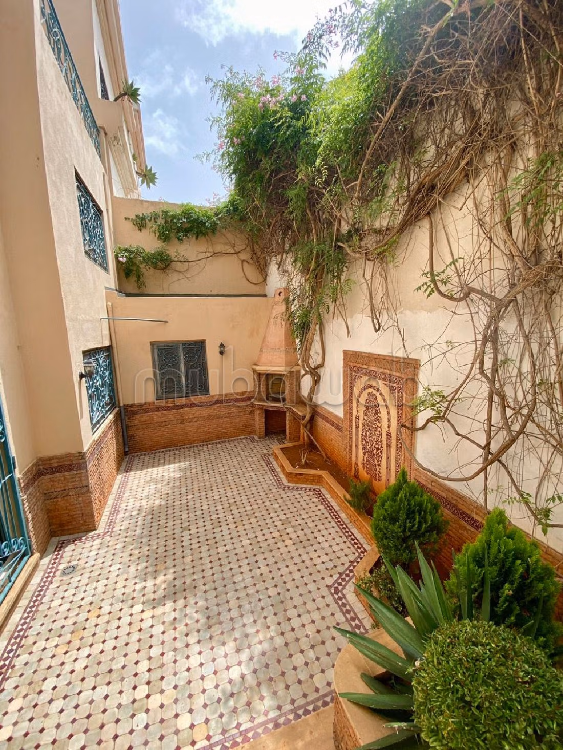 فيلا رائعة للبيع ب حي سلامة. 7 قطع كبيرة. موقف للسيارات وحديقة