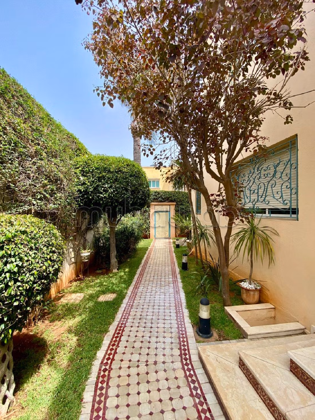 فيلا رائعة للبيع ب حي سلامة. 7 قطع كبيرة. موقف للسيارات وحديقة