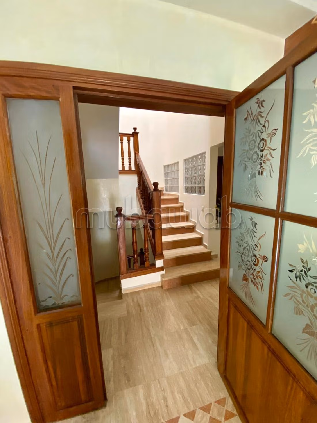 فيلا رائعة للبيع ب حي سلامة. 7 قطع كبيرة. موقف للسيارات وحديقة