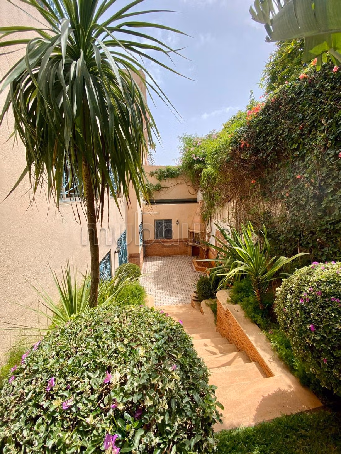 فيلا رائعة للبيع ب حي سلامة. 7 قطع كبيرة. موقف للسيارات وحديقة