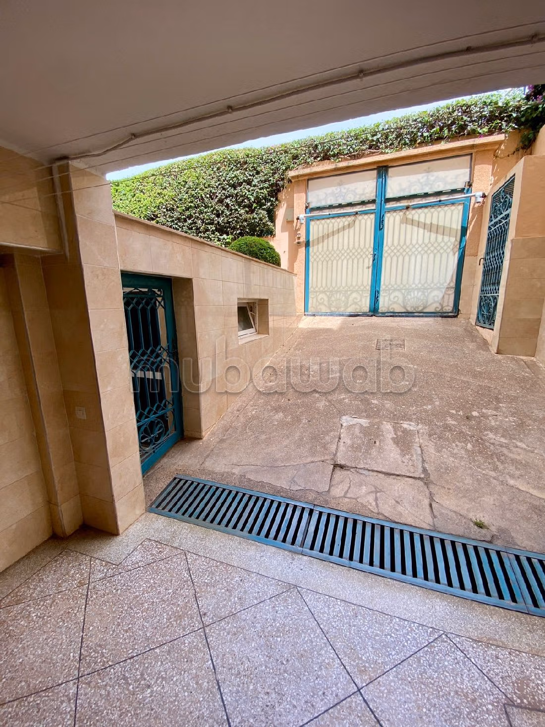 فيلا رائعة للبيع ب حي سلامة. 7 قطع كبيرة. موقف للسيارات وحديقة