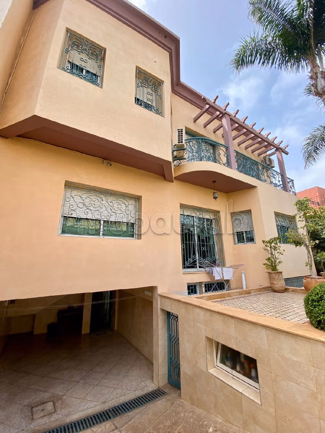 فيلا رائعة للبيع ب حي سلامة. 7 قطع كبيرة. موقف للسيارات وحديقة