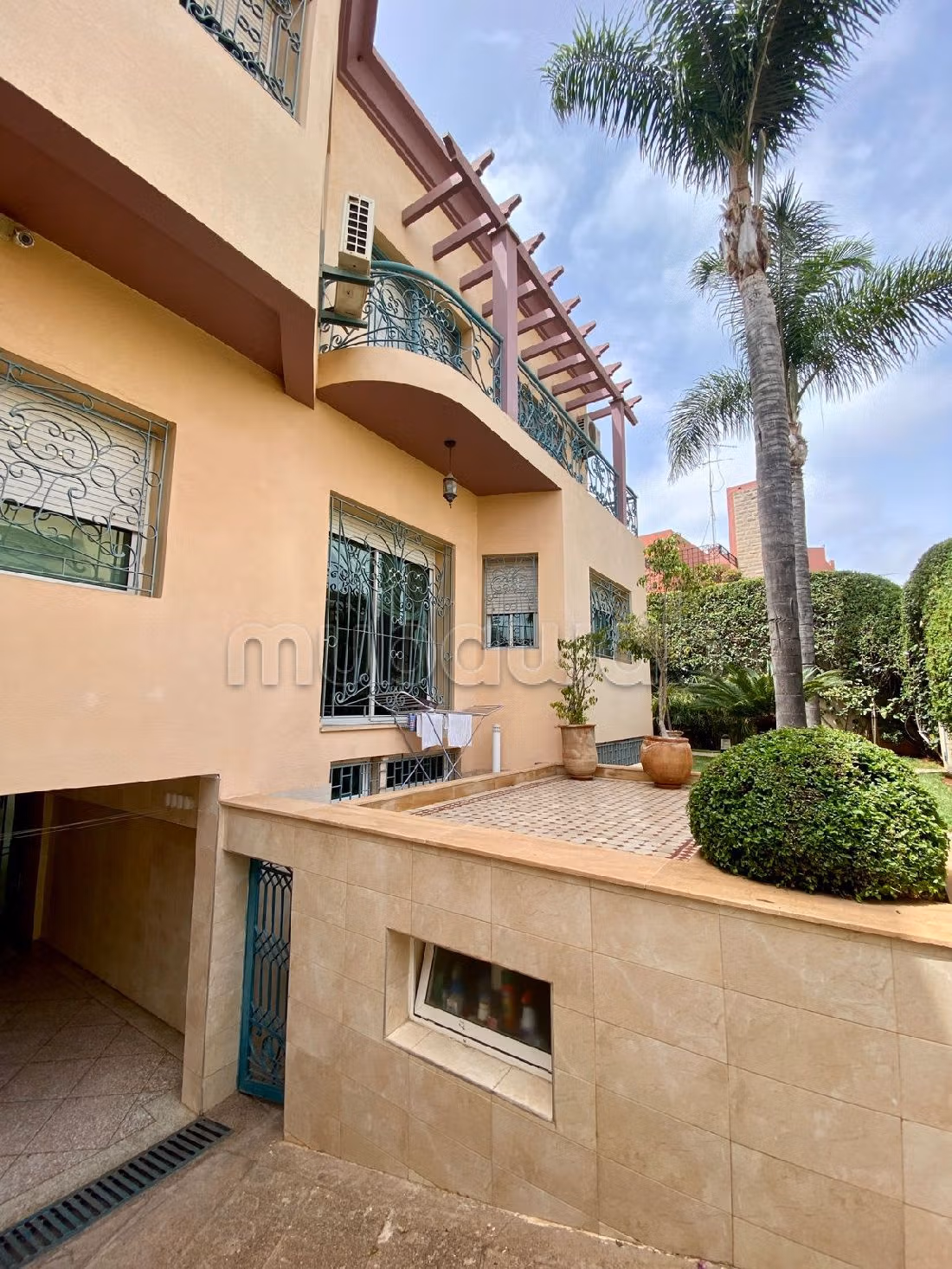 فيلا رائعة للبيع ب حي سلامة. 7 قطع كبيرة. موقف للسيارات وحديقة