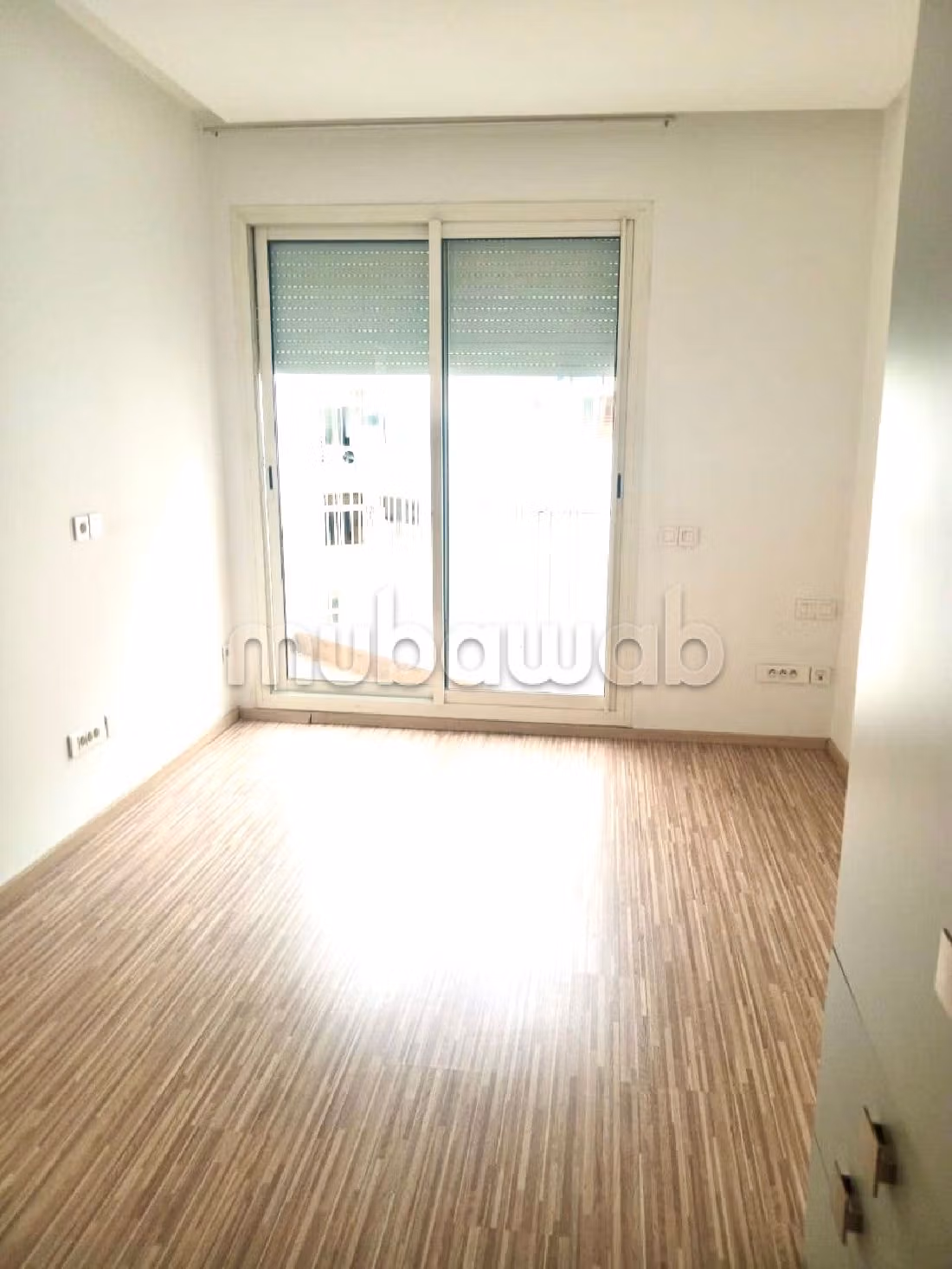 Apartment for rent in Bourgogne Est. 3 large rooms. Parking spaces and terrace. 