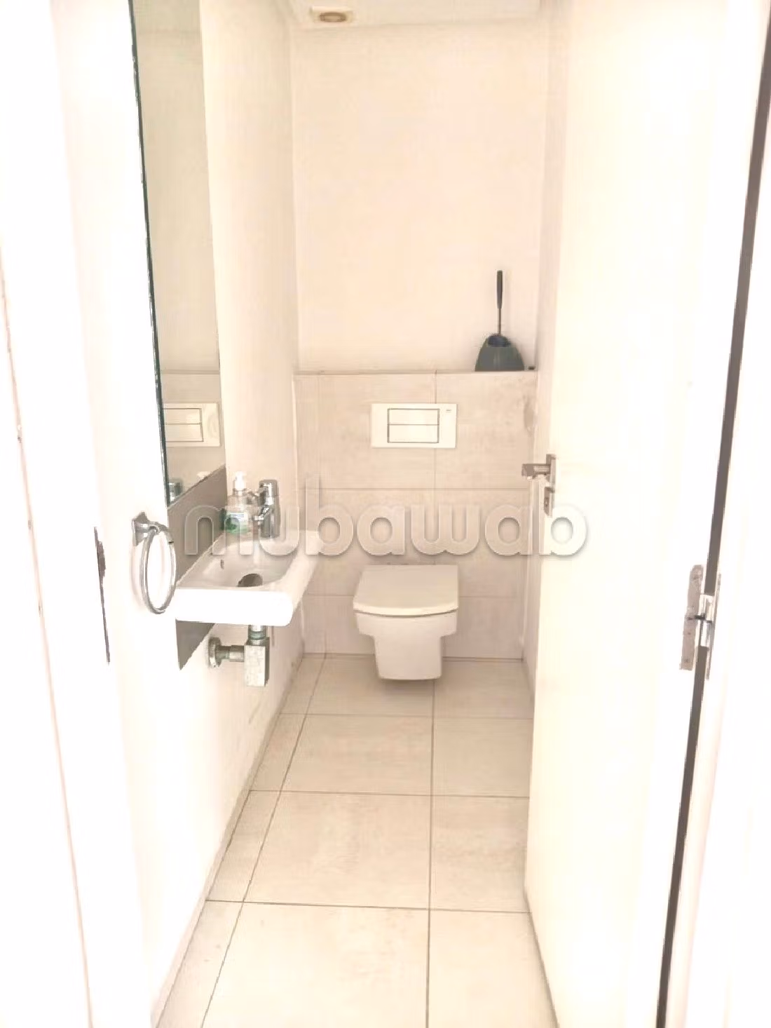 Apartment for rent in Bourgogne Est. 3 large rooms. Parking spaces and terrace. 