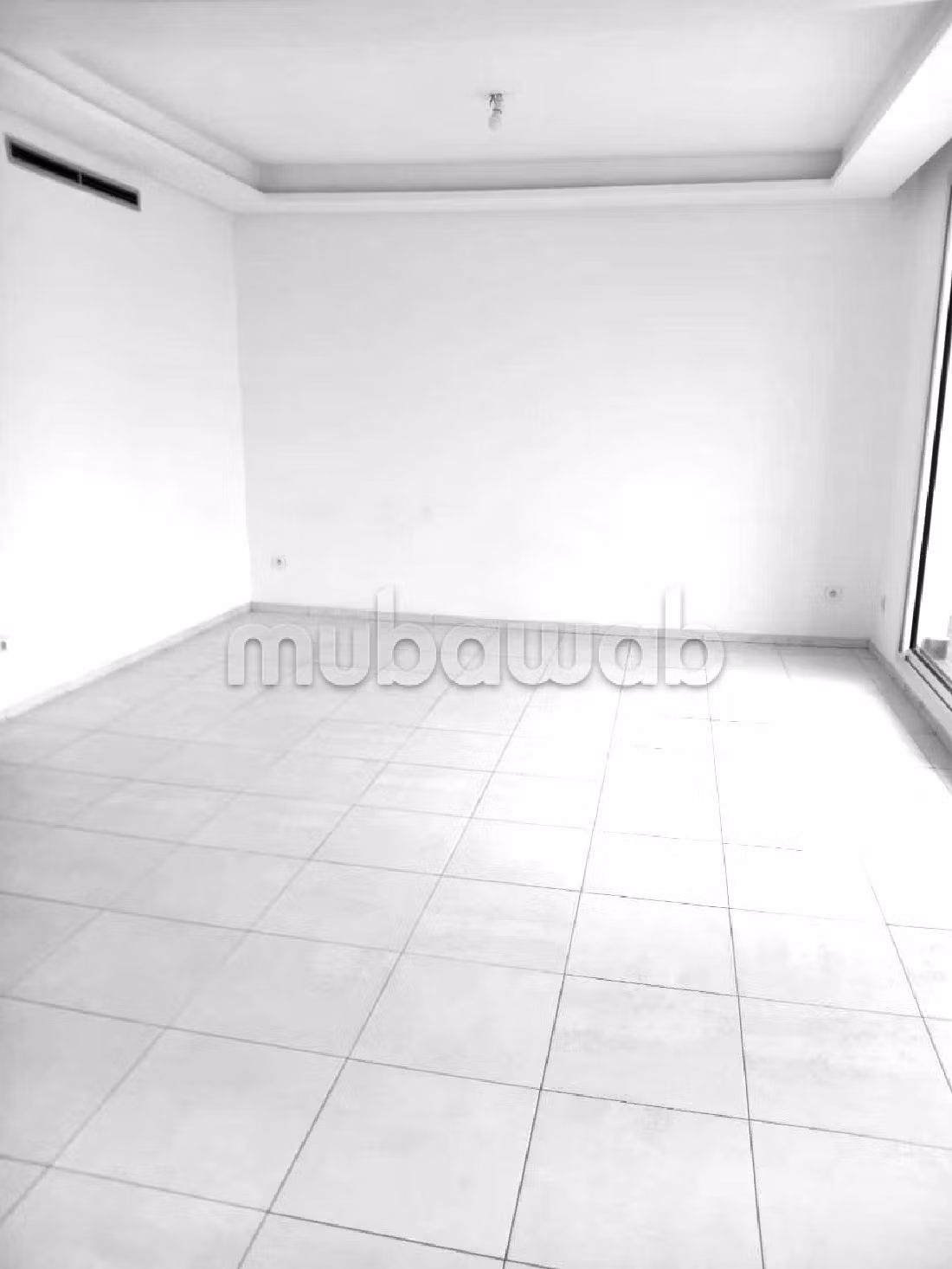 Apartment for rent in Bourgogne Est. 3 large rooms. Parking spaces and terrace. 
