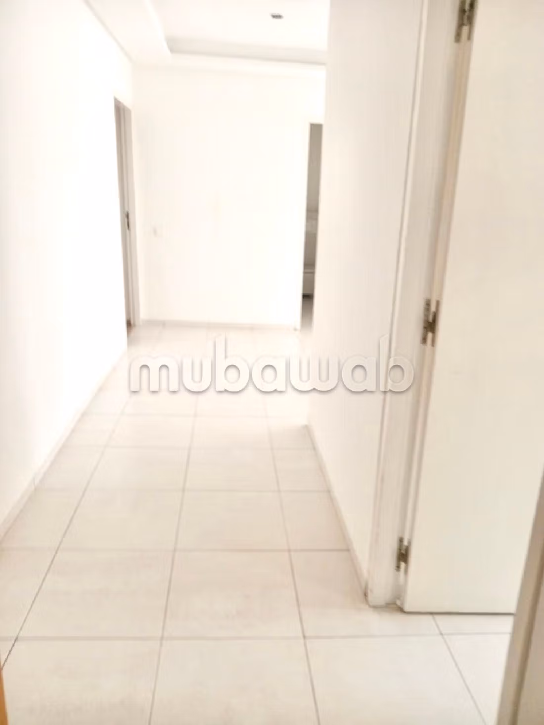 Apartment for rent in Bourgogne Est. 3 large rooms. Parking spaces and terrace. 