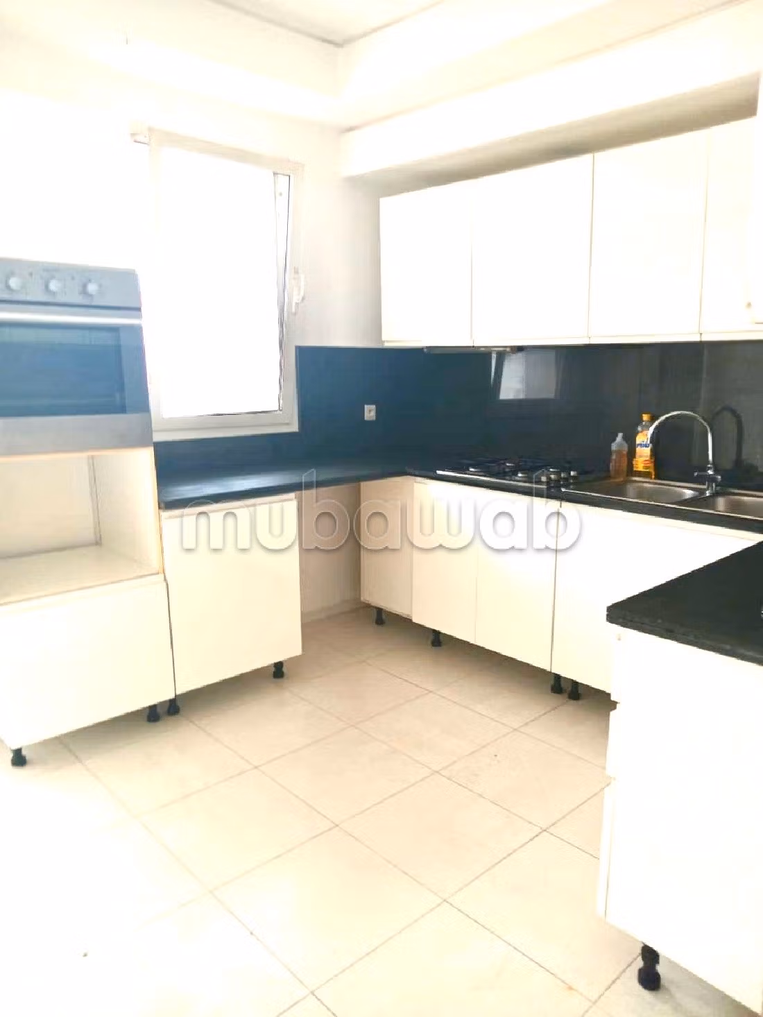Apartment for rent in Bourgogne Est. 3 large rooms. Parking spaces and terrace. 