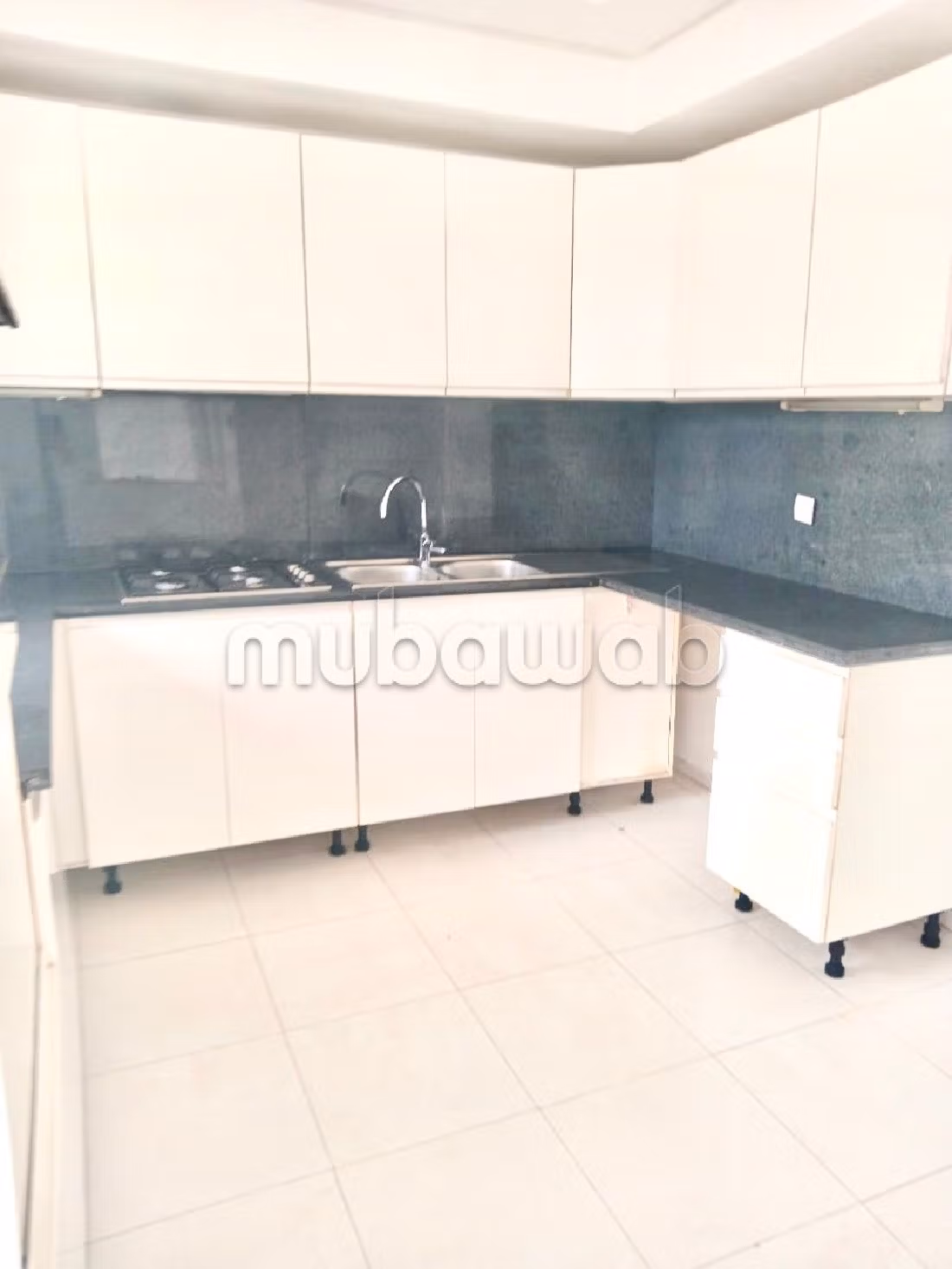 Apartment for rent in Bourgogne Est. 3 large rooms. Parking spaces and terrace. 