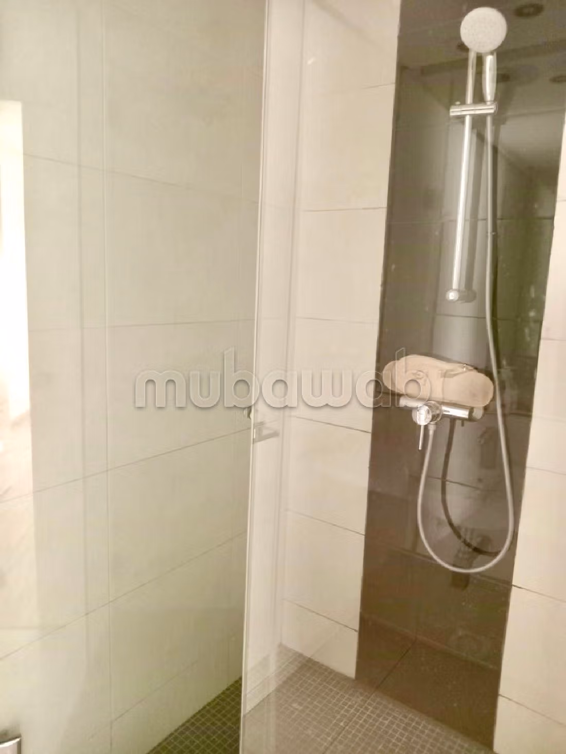 Apartment for rent in Bourgogne Est. 3 large rooms. Parking spaces and terrace. 