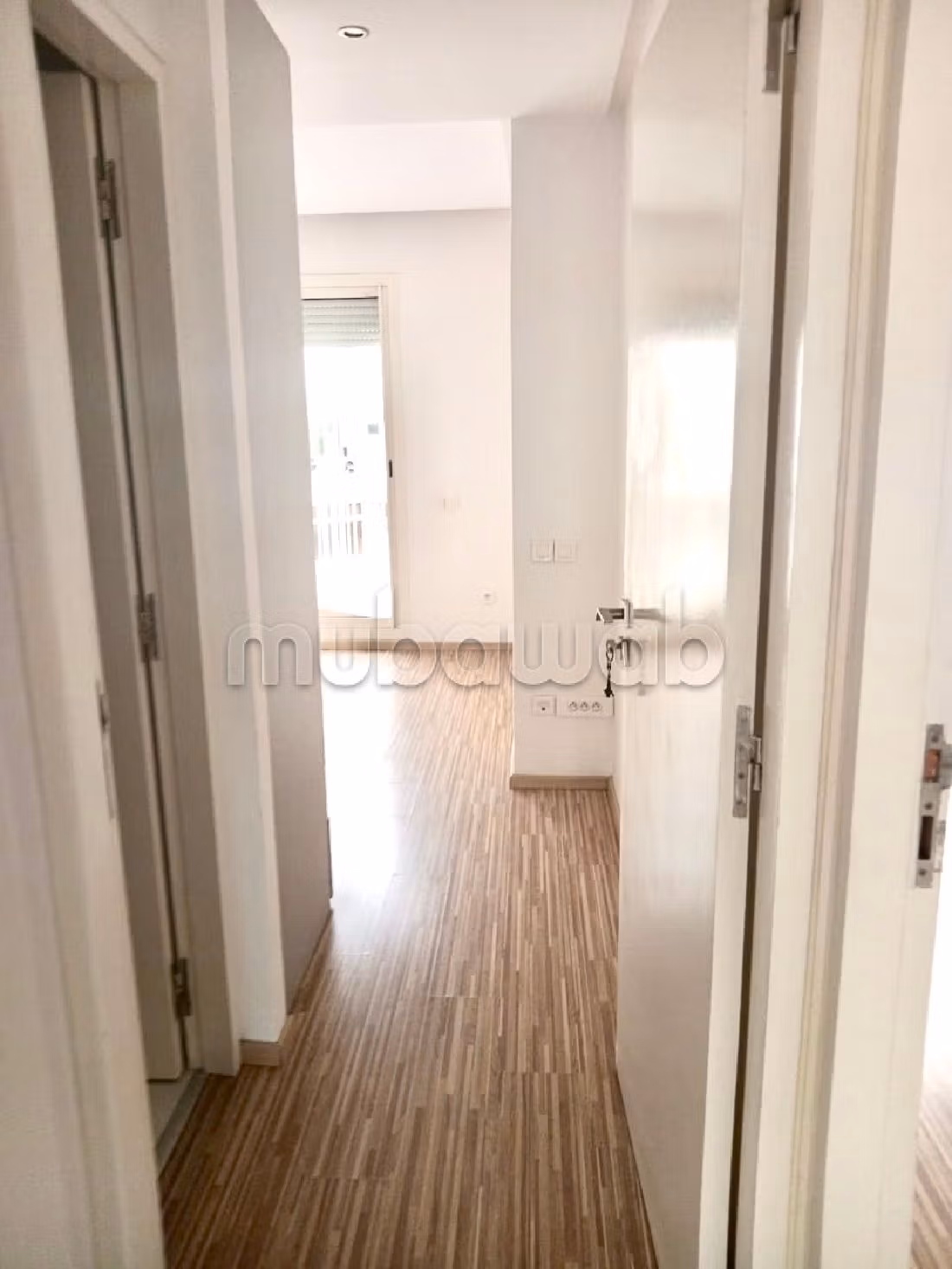 Apartment for rent in Bourgogne Est. 3 large rooms. Parking spaces and terrace. 