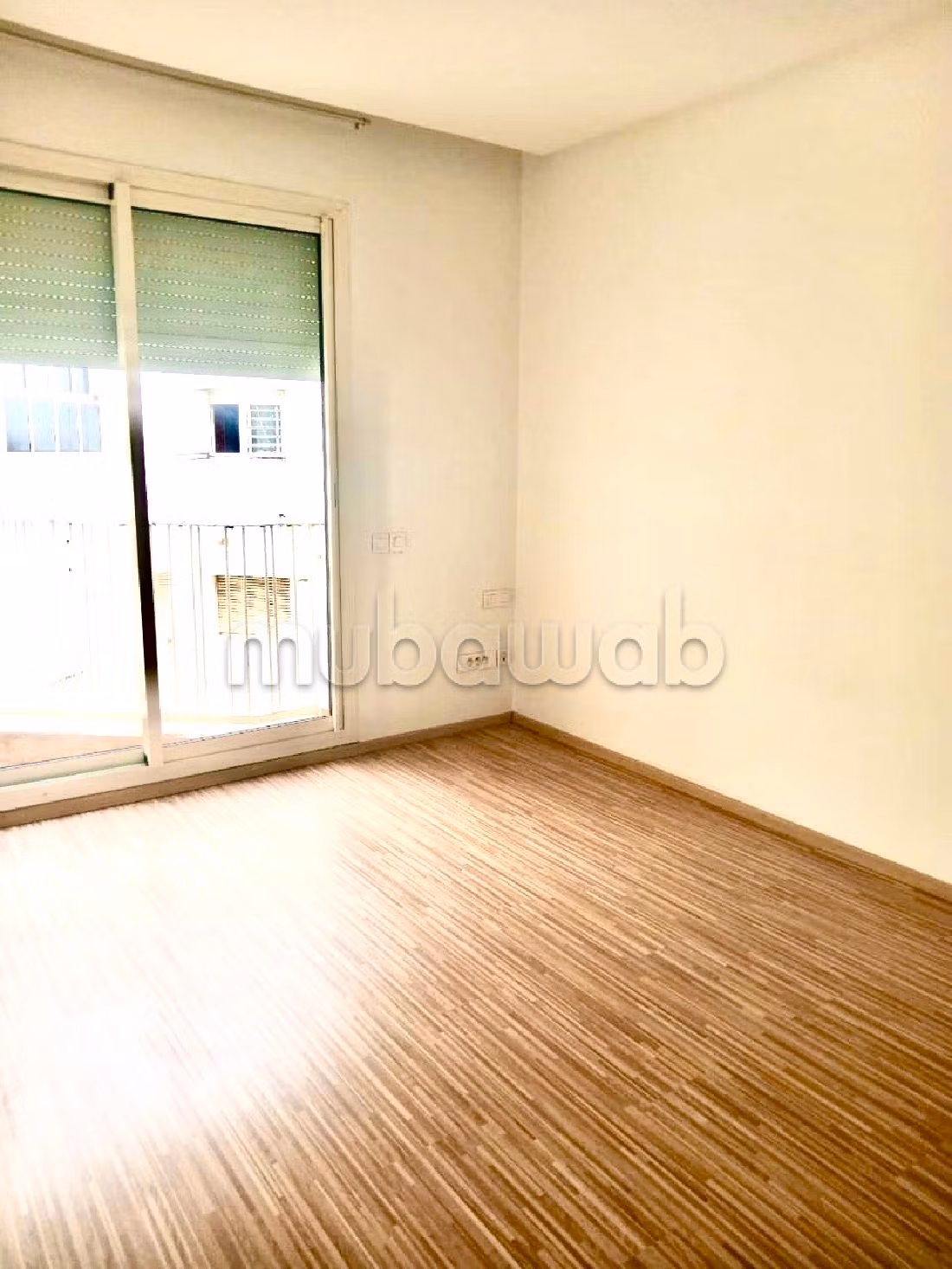 Apartment for rent in Bourgogne Est. 3 large rooms. Parking spaces and terrace. 