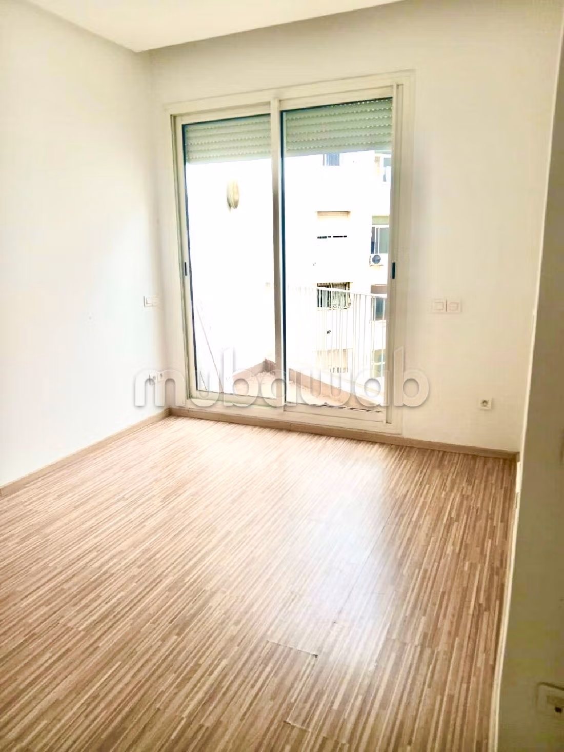 Apartment for rent in Bourgogne Est. 3 large rooms. Parking spaces and terrace. 