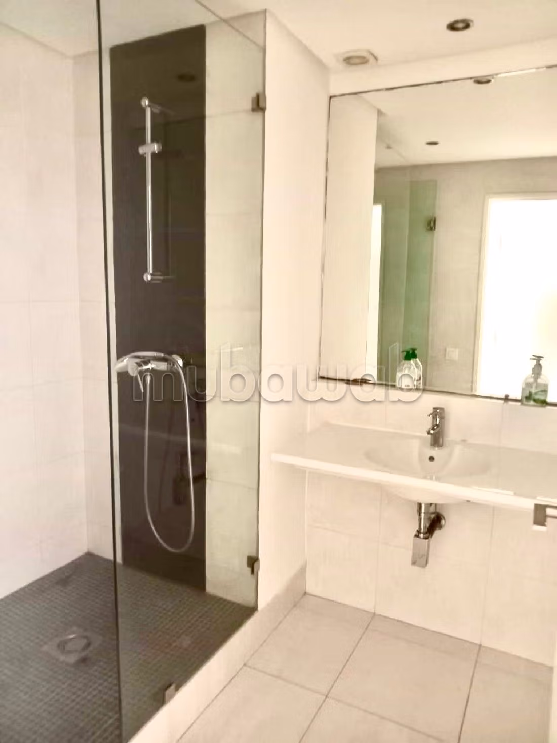 Apartment for rent in Bourgogne Est. 3 large rooms. Parking spaces and terrace. 