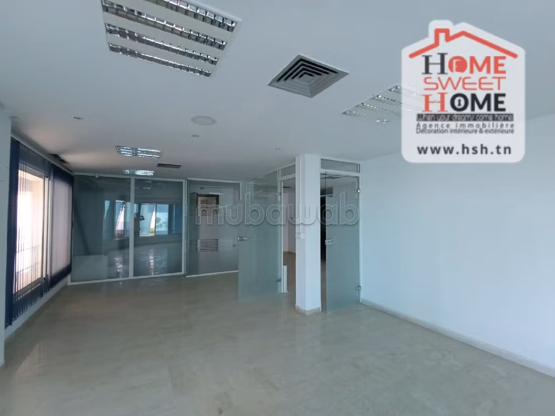 Ufficio in affitto a Les Berges Du Lac 2. Superficie 110 m²