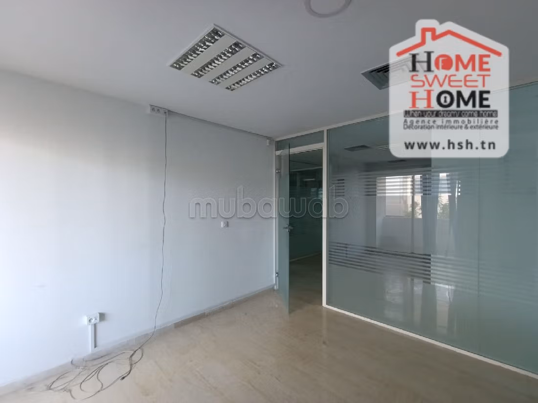 Ufficio in affitto a Les Berges Du Lac 2. Superficie 110 m²