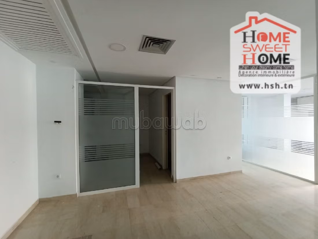 Ufficio in affitto a Les Berges Du Lac 2. Superficie 110 m²