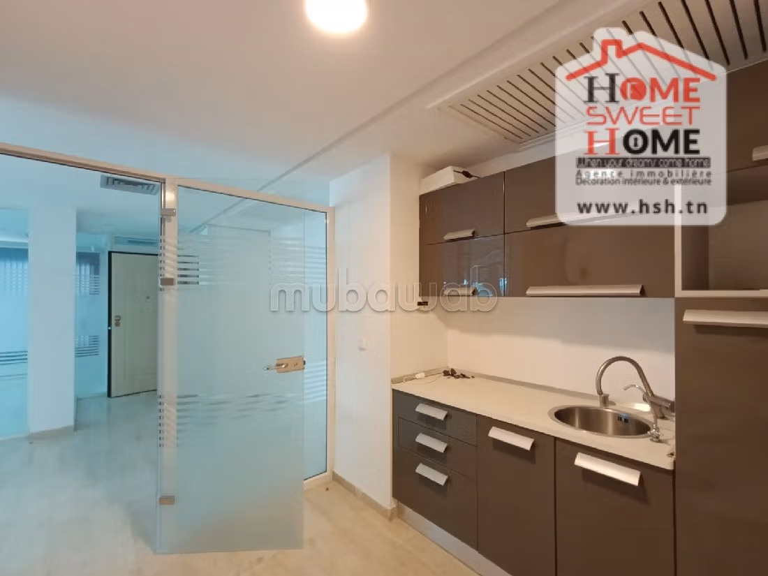 Ufficio in affitto a Les Berges Du Lac 2. Superficie 110 m²