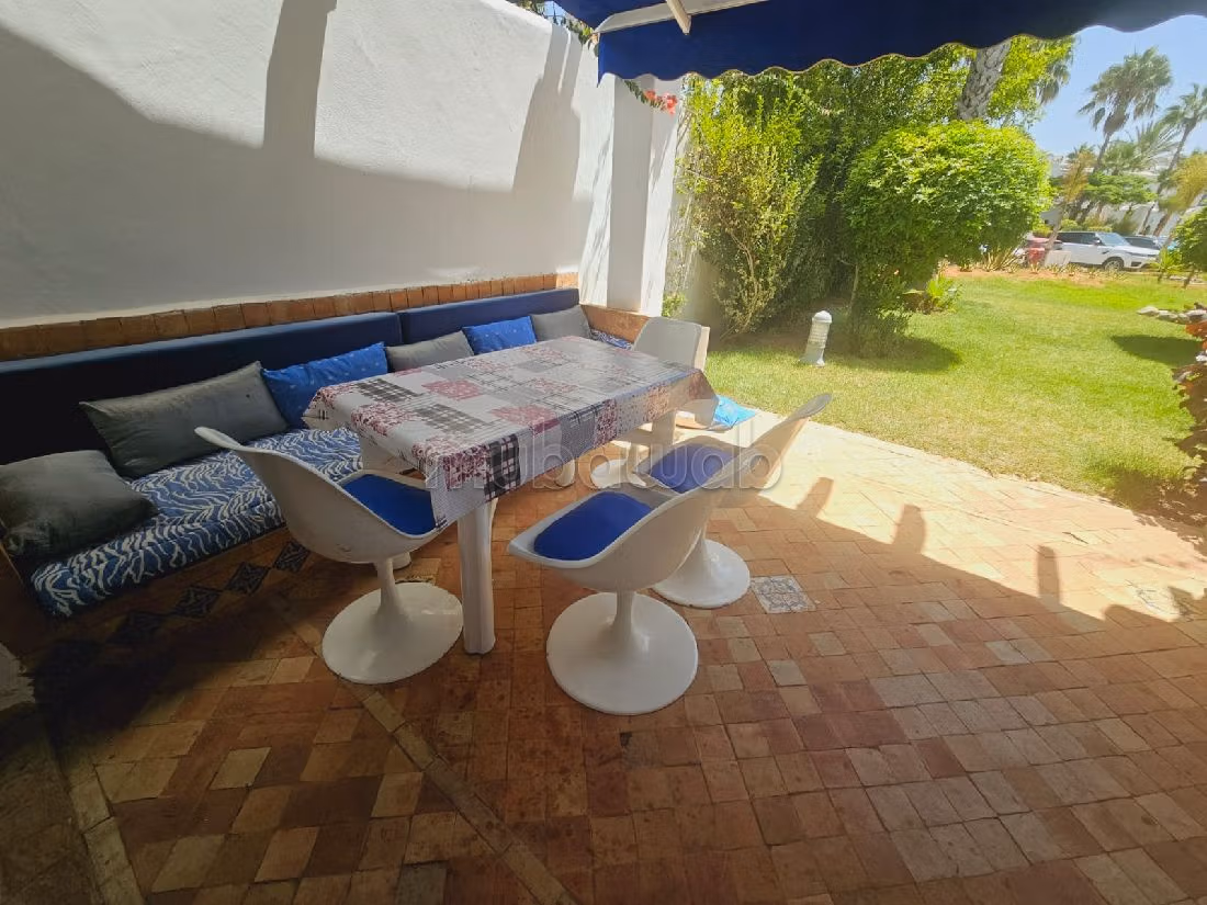 Casa de alto standing en venta en Plage Oued Cherrat. Dimensión 286 m². Chimenea, piscina. 
