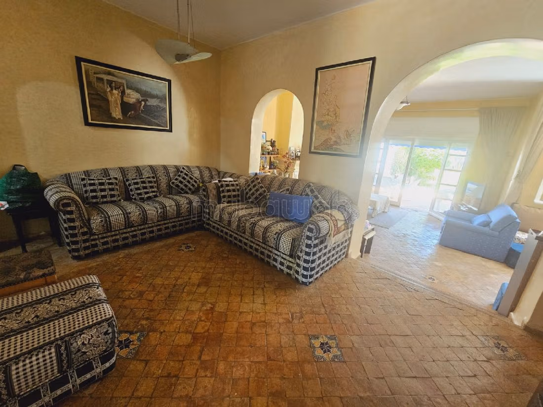 Casa de alto standing en venta en Plage Oued Cherrat. Dimensión 286 m². Chimenea, piscina. 