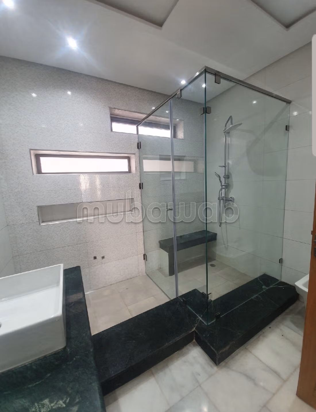 Luxury Villa for rent in Oasis. 11 large living areas. Secured door and central heating. 