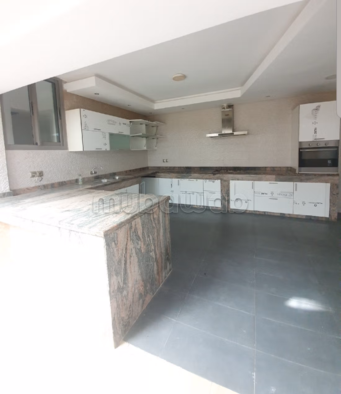 Luxury Villa for rent in Oasis. 11 large living areas. Secured door and central heating. 