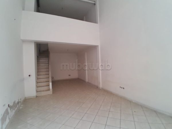 Spazioso locale commerciale da affittare a Maârif. Superficie di 55 m². 